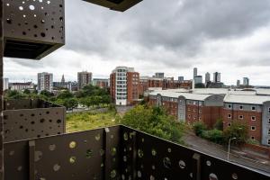 uma vista para a cidade a partir de uma varanda em GuestReady - An enjoyable stay in Vauxhall em Liverpool
