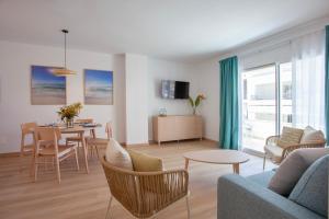 una sala de estar con un sofá y una mesa en Apartaments Edificio Puerto, en Colonia de Sant Jordi