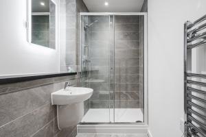 a bathroom with a shower and a toilet and a sink at GuestReady - Conforto de luxo em Liverpool in Liverpool
