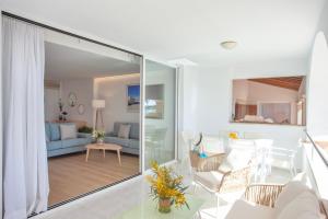 una sala de estar con un sofá y una mesa en Apartaments Edificio Puerto, en Colonia de Sant Jordi