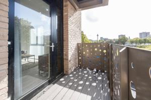 balcón con puerta corredera de cristal y vistas en GuestReady - Charm and Comfort in Vauxhall en Liverpool