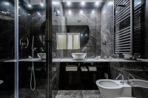 czarna łazienka z umywalką i lustrem w obiekcie Hotel Valeri w Rzymie +37 zdjęć