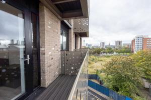 a balcony with a view of the city at GuestReady - Estúdio deslumbrante em Liverpool in Liverpool