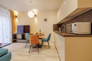 kuchnia i salon ze stołem i krzesłami w obiekcie Perimar Luxury Apartments and Rooms Split Center w Splicie
