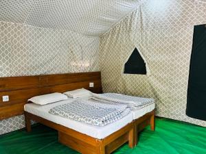 Säng eller sängar i ett rum på Camp High 5 Jayalgarh (Near Devprayag) by Himalayan Eco Lodges