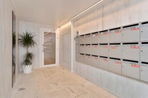a row of lockers in a hallway with a plant at Zeebries 0505 e5 in Wenduine