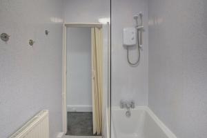 y baño con ducha y bañera. en GuestReady - A monochrome home in Anfield, en Liverpool