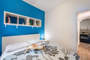 a bedroom with blue walls and a bed with a table at Casa Gioia in Terracina