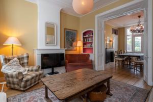 a living room with a wooden table and a couch at NEW Hello Zeeland - Vakantiehuis Markt 10 in Domburg