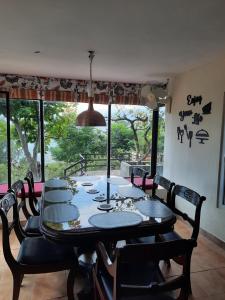布爾班的住宿－Bhurban Valley Cottages 2，一间带桌椅的用餐室
