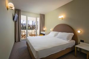 Postel nebo postele na pokoji v ubytování Hotel Nettuno + 27 fotografií