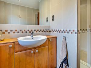 een badkamer met een witte wastafel en een douche bij 4 Bed in Crosby-on-Eden 94398 in Crosby