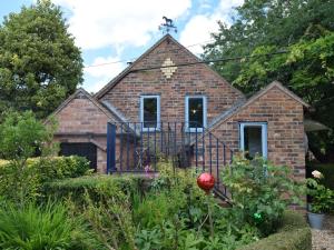 una casa de ladrillo con una cruz en el techo en 2 Bed in Bewdley CC090, en Bayton