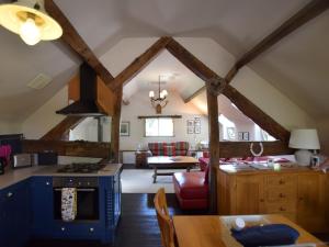 cocina y sala de estar con estufa azul en 2 Bed in Bewdley CC090, en Bayton