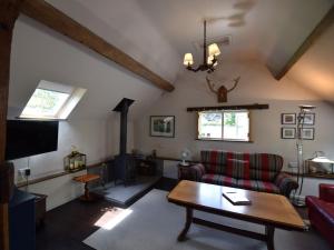 sala de estar con sofá y chimenea en 2 Bed in Bewdley CC090, en Bayton