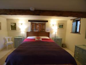 1 dormitorio con 1 cama grande y 2 armarios azules en 2 Bed in Bewdley CC090, en Bayton