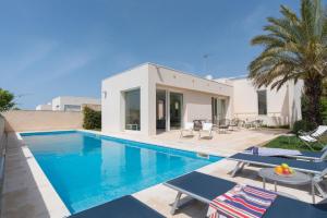 eine Villa mit einem Pool und einem Haus in der Unterkunft Ferienhaus in Ragusa mit Möblierter Terrasse in Marina di Ragusa