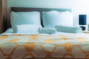 un letto con due cuscini sopra di Riverside Rendezvous 1 bedroom Near Airport and City Centre SF a Liverpool