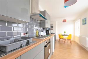 una cucina con lavandino e piano di lavoro di Riverside Rendezvous 1 bedroom Near Airport and City Centre SF a Liverpool