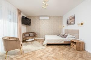 チュフフにあるHotel Łaziskaのベッドルーム1室(ベッド1台、椅子付)