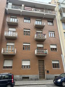 Un edificio de apartamentos con balcones a los lados. en SUITE INALPI ARENA STADIO OLIMPICO TORINO, en Turín
