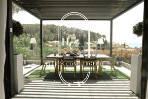 Villa prestigieuse « Bellezza » By HC في كاركيران: طاولة وكراسي على فناء مع اطلالة