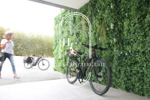 Villa prestigieuse « Bellezza » By HC في كاركيران: دراجة في موقف للدراجات بجوار جدار