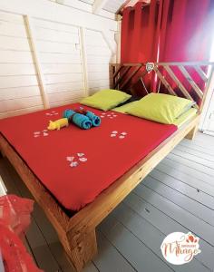 ein Bett mit einem Spielzeug darüber in der Unterkunft Ti Mango Fil in Le Gosier