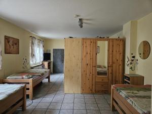 1 dormitorio con 2 camas y armario de madera en 01 Manuela en Ober-Mörlen