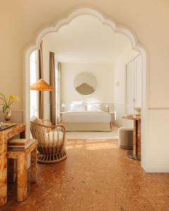 - une chambre avec un lit, une table et une chaise dans l'établissement LILOU, à Hyères
