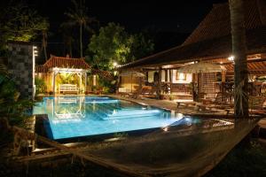 una piscina en una casa por la noche en Lost Paradise Gili en Gili Trawangan