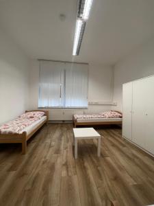 Zimmer mit 2 Betten und einem Tisch in der Unterkunft Delta Haus in Gelsenkirchen