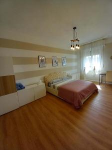 - une chambre avec un grand lit et du parquet dans l'établissement Terzopiano, à Pise