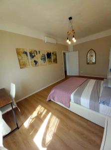 - une chambre avec un grand lit et un lustre dans l'établissement Terzopiano, à Pise