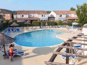 Bazén v ubytování Appartement climatisé de 3 pièces avec piscine, terrasse et parking - Vallon-Pont-d'Arc - FR-1-382-54 nebo v jeho okolí