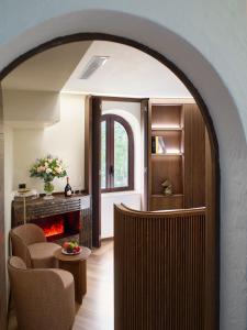 ein Wohnzimmer mit Kamin und einigen Stühlen in der Unterkunft Chateau Eza in Èze