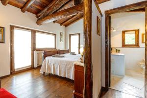 een slaapkamer met een bed en een badkamer bij Villa Formaga - relax and view lake - Happy Rentals in Gargnano