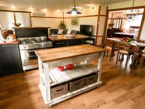 uma cozinha com uma mesa no meio de uma sala em Rose and Ivy Cottages em Louis Trichardt