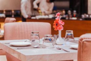 Restoran atau tempat makan lain di The Ramayana Hotel, Ayodhya