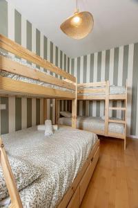 um quarto com 2 beliches e um tecto em Apartamento Himalaya em Sierra Nevada