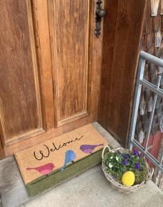 una puerta con una alfombra de bienvenida delante de una puerta en Mittendrin en Jesberg