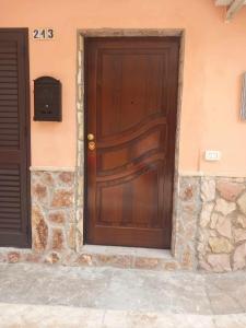 een houten deur aan de zijkant van een gebouw bij TerrasiniPalermoVacation Rentals in Terrasini