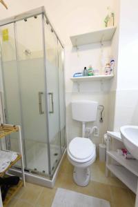 y baño con ducha, aseo y lavamanos. en TerrasiniPalermoVacation Rentals en Terrasini Favarotta