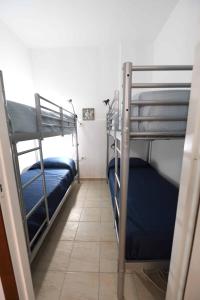 een kamer met 2 stapelbedden en een tegelvloer bij TerrasiniPalermoVacation Rentals in Terrasini