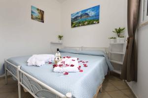 um quarto com uma cama com rosas em TerrasiniPalermoVacation Rentals em Terrasini