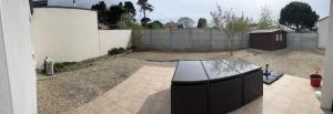 a backyard with a yard with a fence and a house at Charmante maison entre mer et forêt in Saint-Hilaire-de-Riez +7 photos