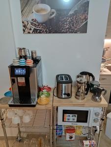 TerrasiniPalermoVacation Rentals في تيراسيني: طاولة مع آلة صنع القهوة وميكروويف