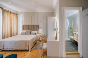 Postel nebo postele na pokoji v ubytování Mantzarou Suites by Corfu Collection + 37 fotografií