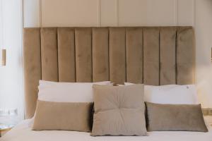 Postel nebo postele na pokoji v ubytování Mantzarou Suites by Corfu Collection