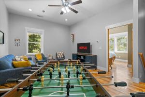 Et tv og/eller underholdning på Mountain Views, HotTub, Minutes to Downtown!